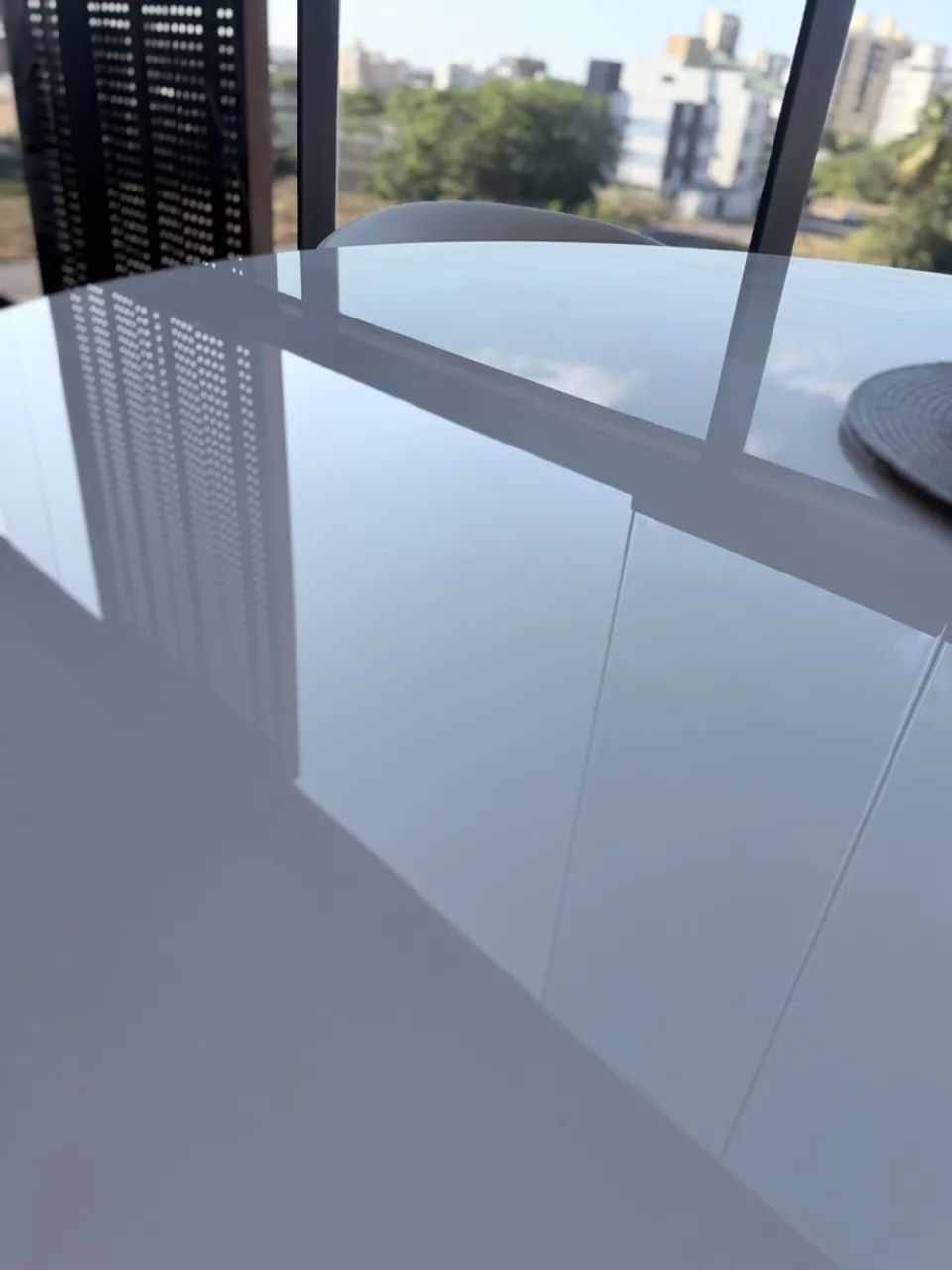 Vendo mesa de jantar redonda com 4 cadeiras | Design Sofisticado | Impecável - Foto 4