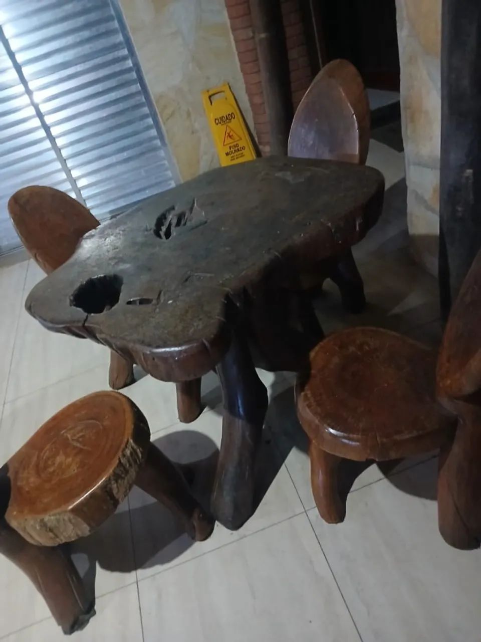 Mesa rústica artesanal em madeira maciça com 4 cadeiras