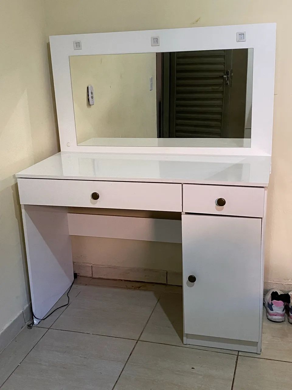 Vendo penteadeira com espelho 3 gavetas uma com divisória, contém led funcionando  - Foto 3