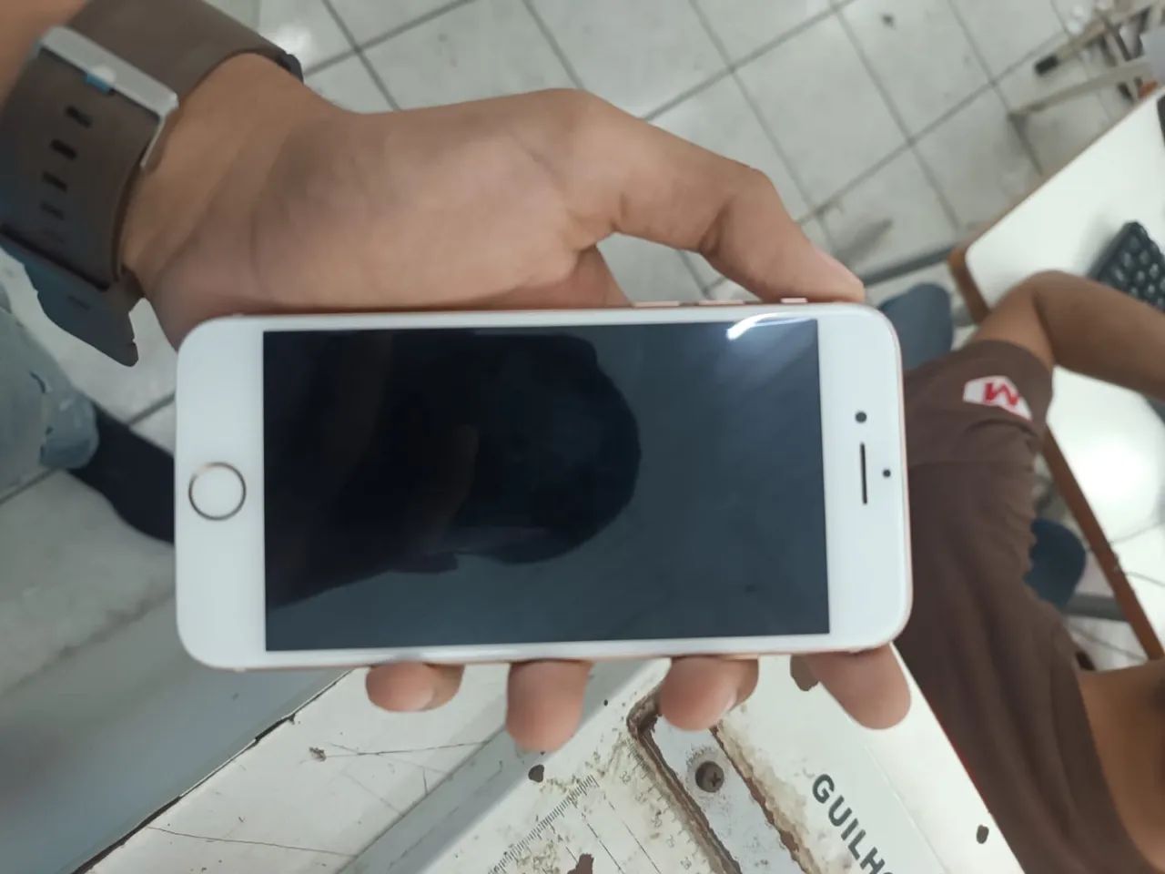 iPhone 8 funcionando tudo, pra vender logo! - Foto 3