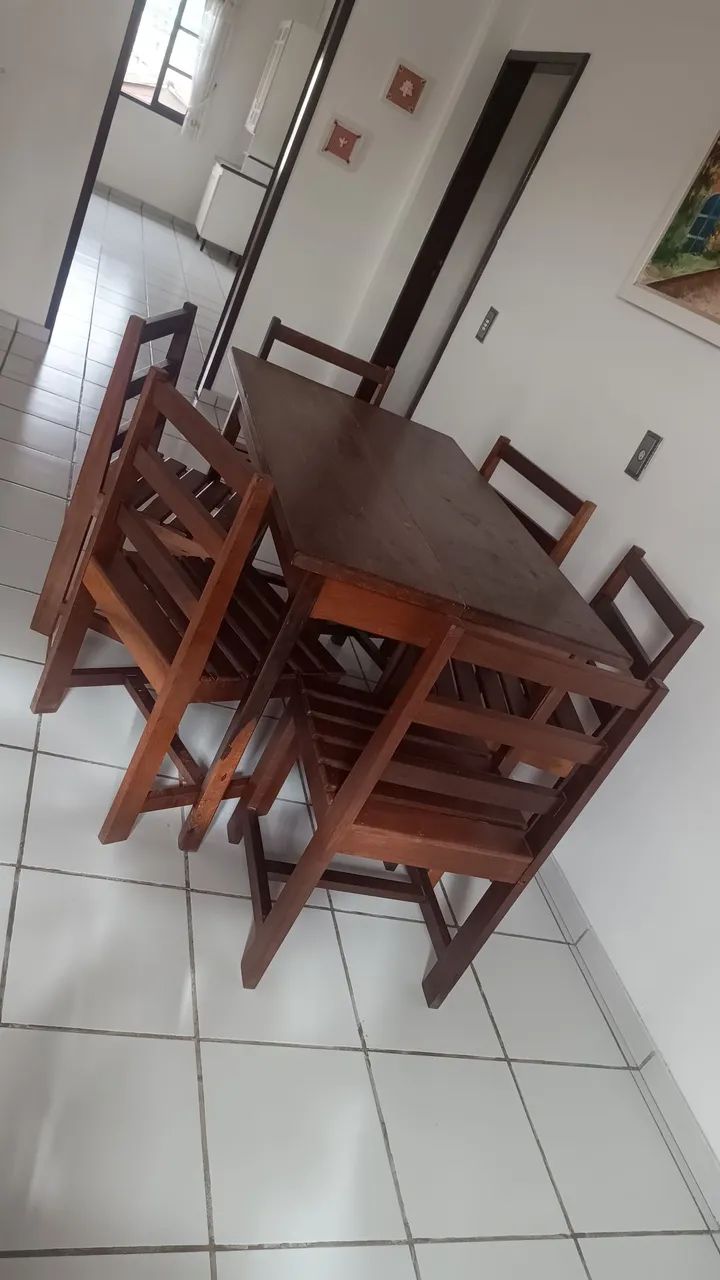 Mesa com 6 cadeiras de madeira  - Foto 2
