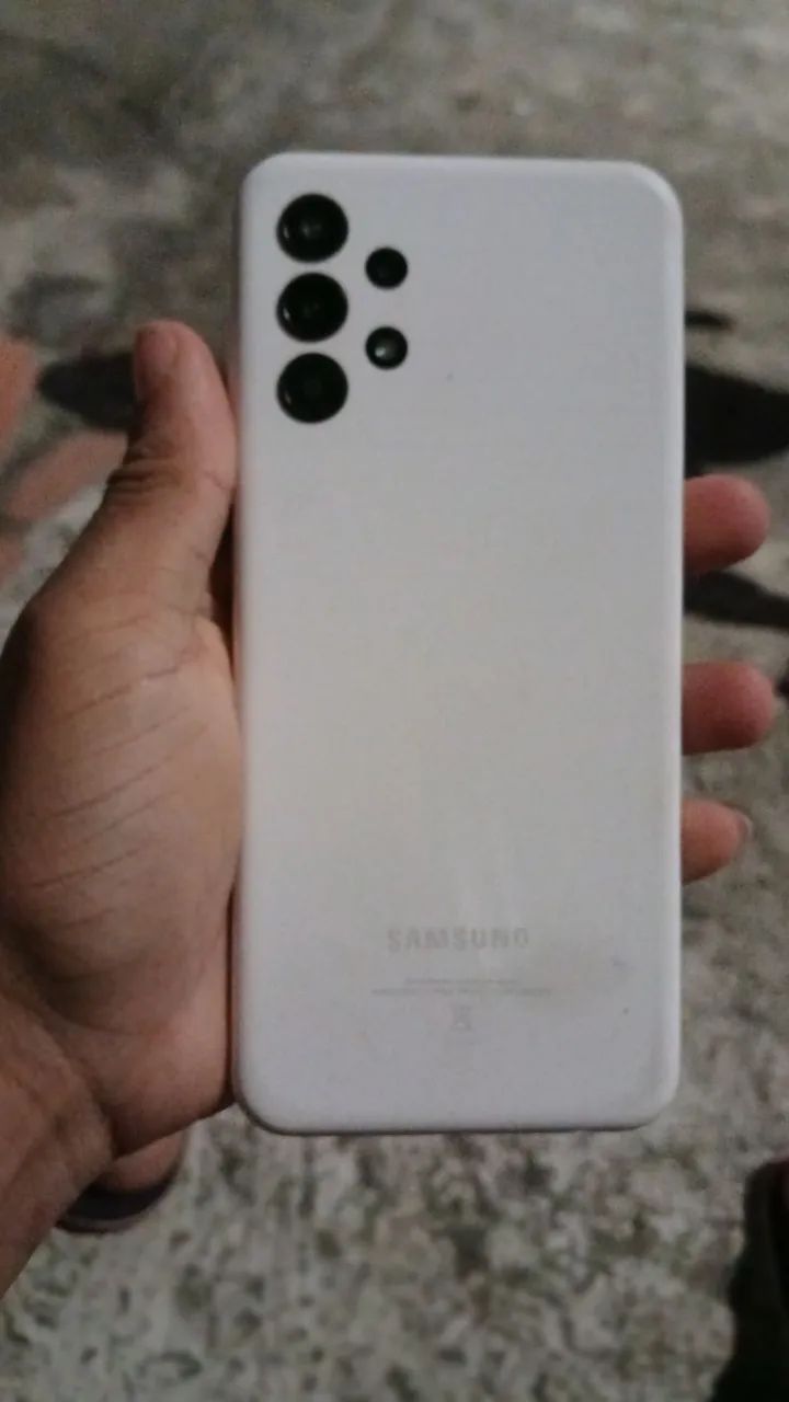 Celular Galáxia A13 usando 