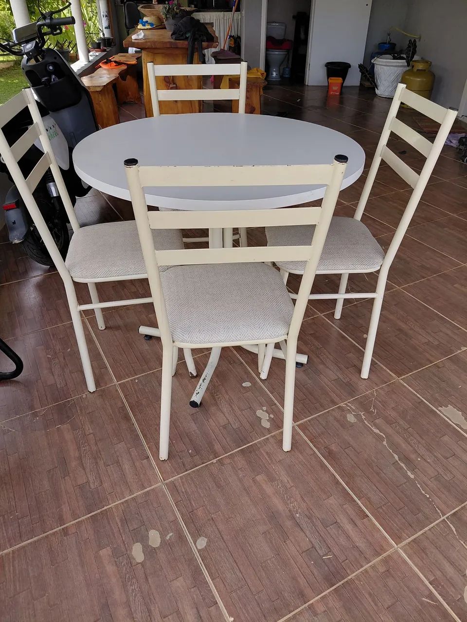 Mesa com 4 cadeiras 