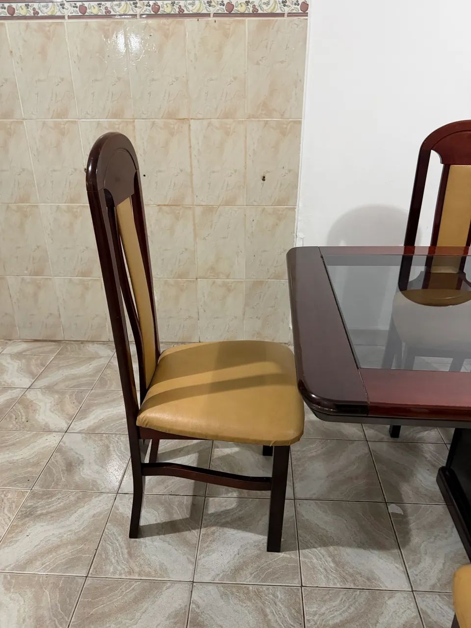 mesa de madeira 6 lugares com cadeiras  - Foto 2