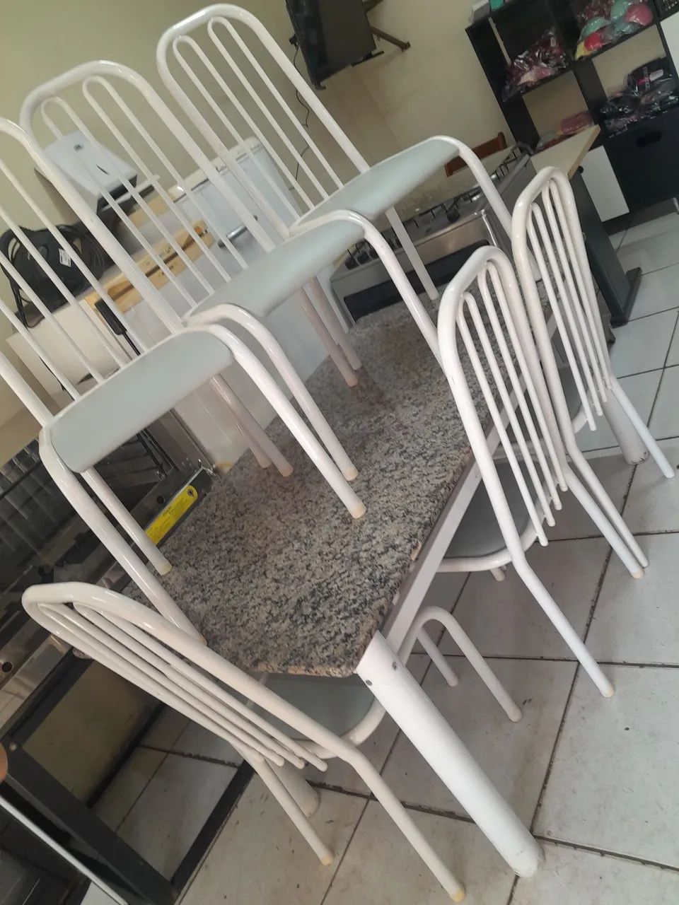 MESA MÁRMORE COM 6 CADEIRAS 