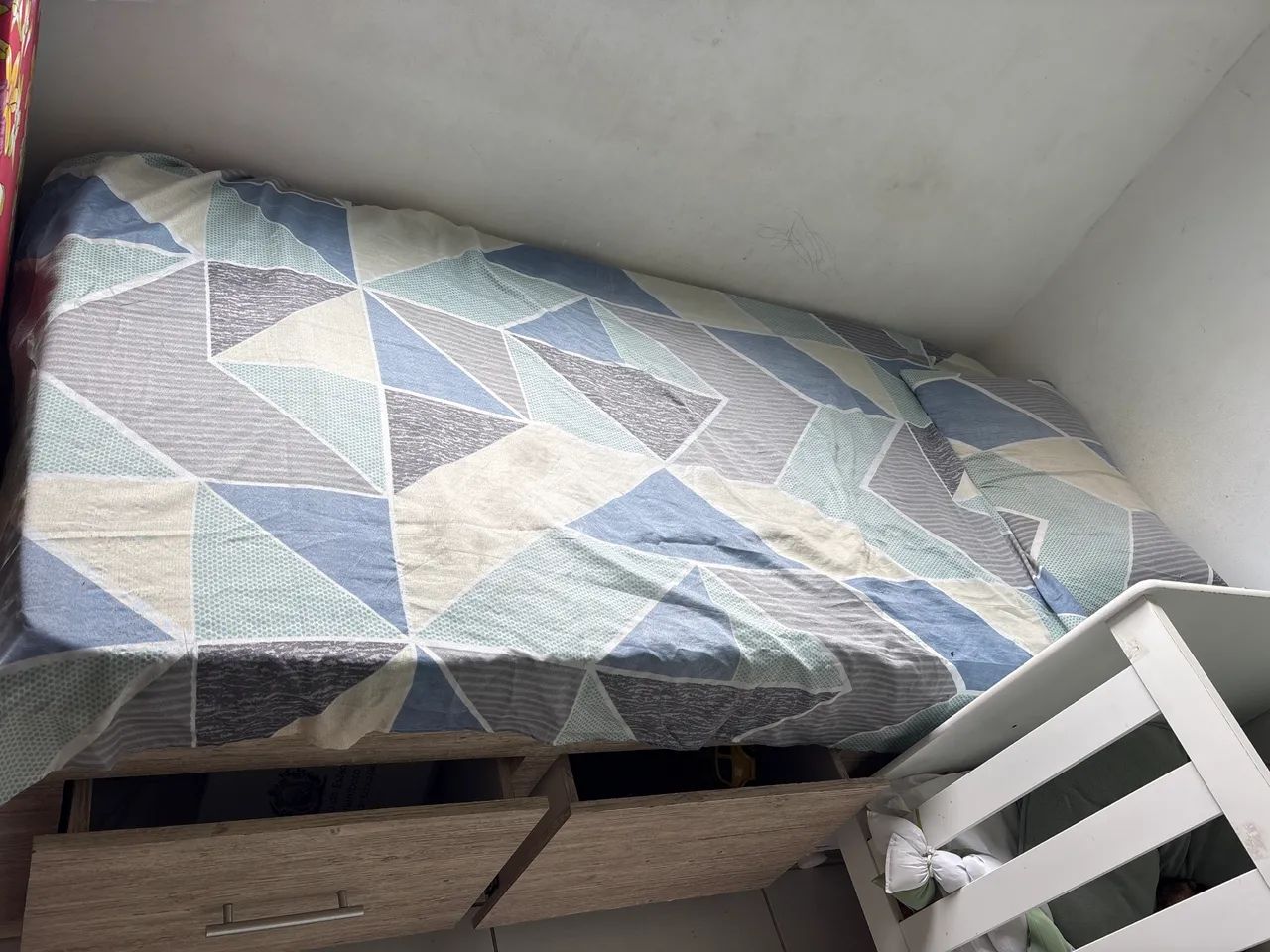 Cama de solteiro de madeira 