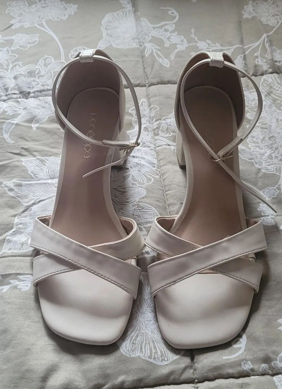 Vendo sandália bege - Foto 2