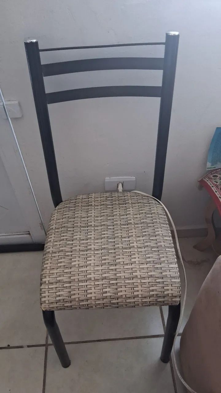 Mesa pequena com 4 cadeiras