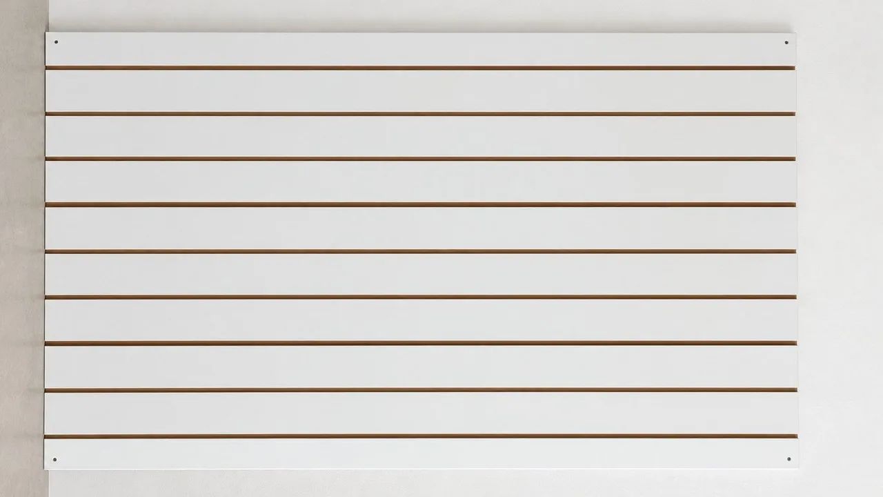 Painel canaletado MDF branco loja, roupas e acessórios 