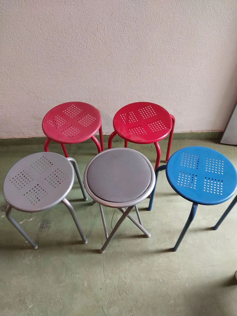 Conjunto com 5 bancos de metal ? assento redondo