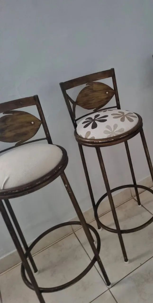  2 cadeiras  e aparador com mesmo design  - Foto 2