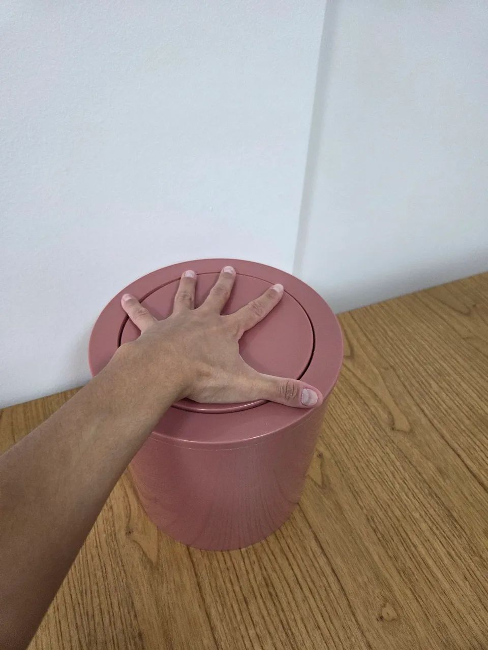 Cesto de lixo seminovo c/ tampa giratória na cor rosê da Tok&Stok s/ avarias - Foto 2