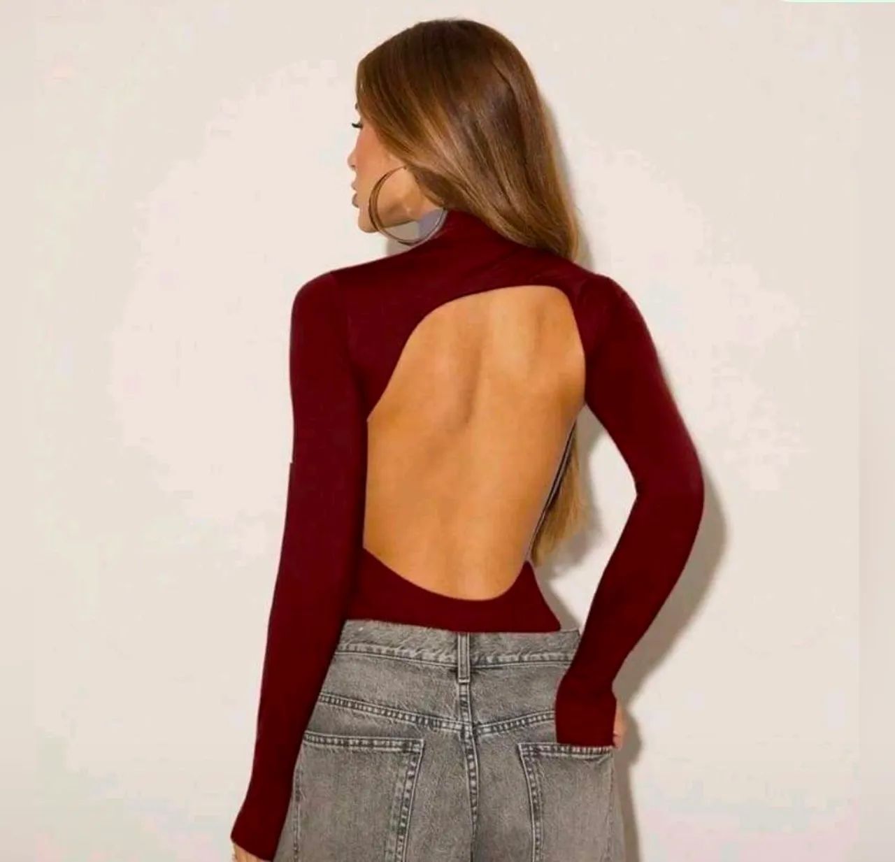 Body feminino de Gola Alta e Costas Nuas