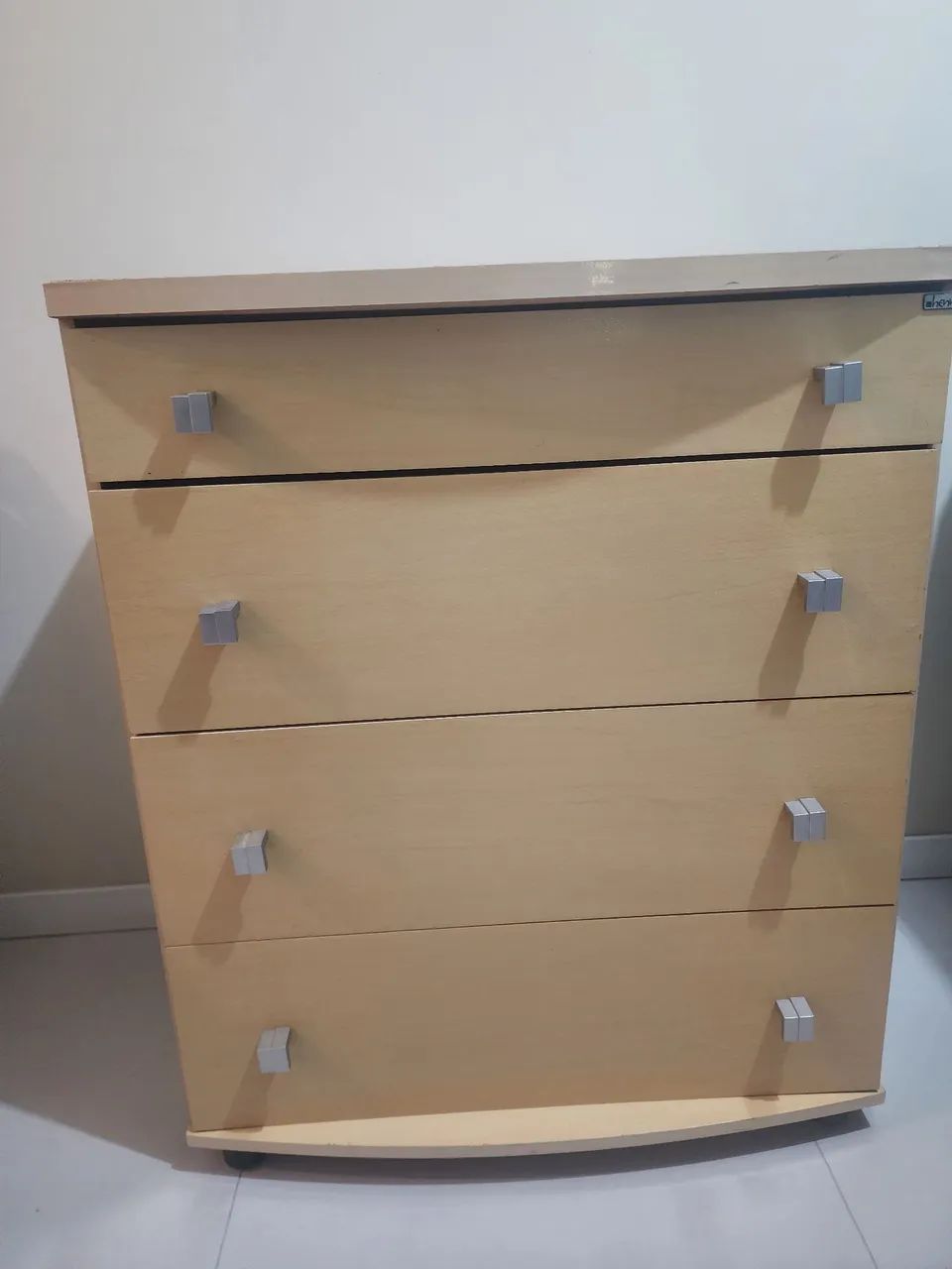 Cômoda Bege com 4 Gavetas - Bom Espaço para Organização - Foto 5