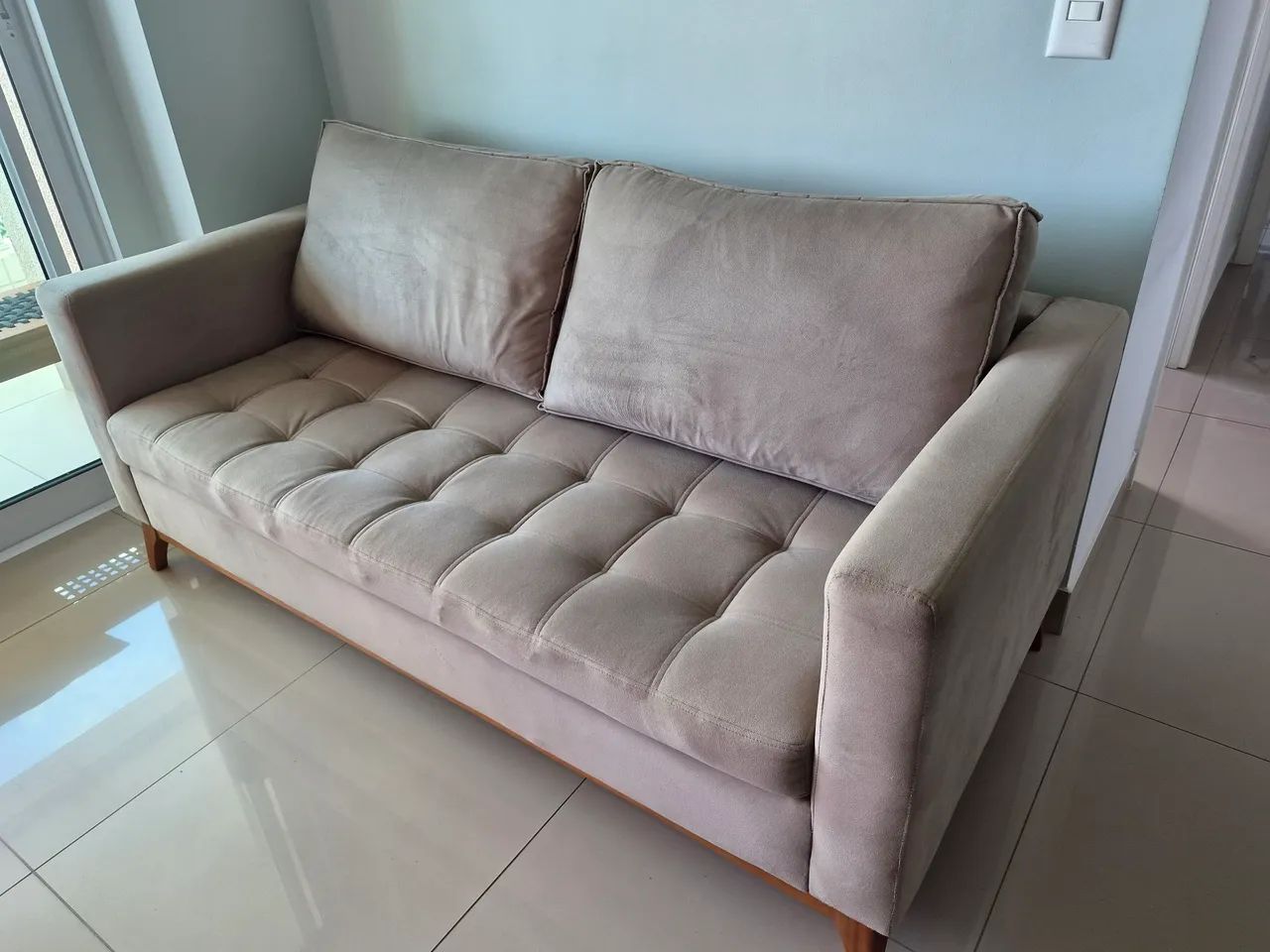 Sofá 3 lugares em Suede - Foto 2