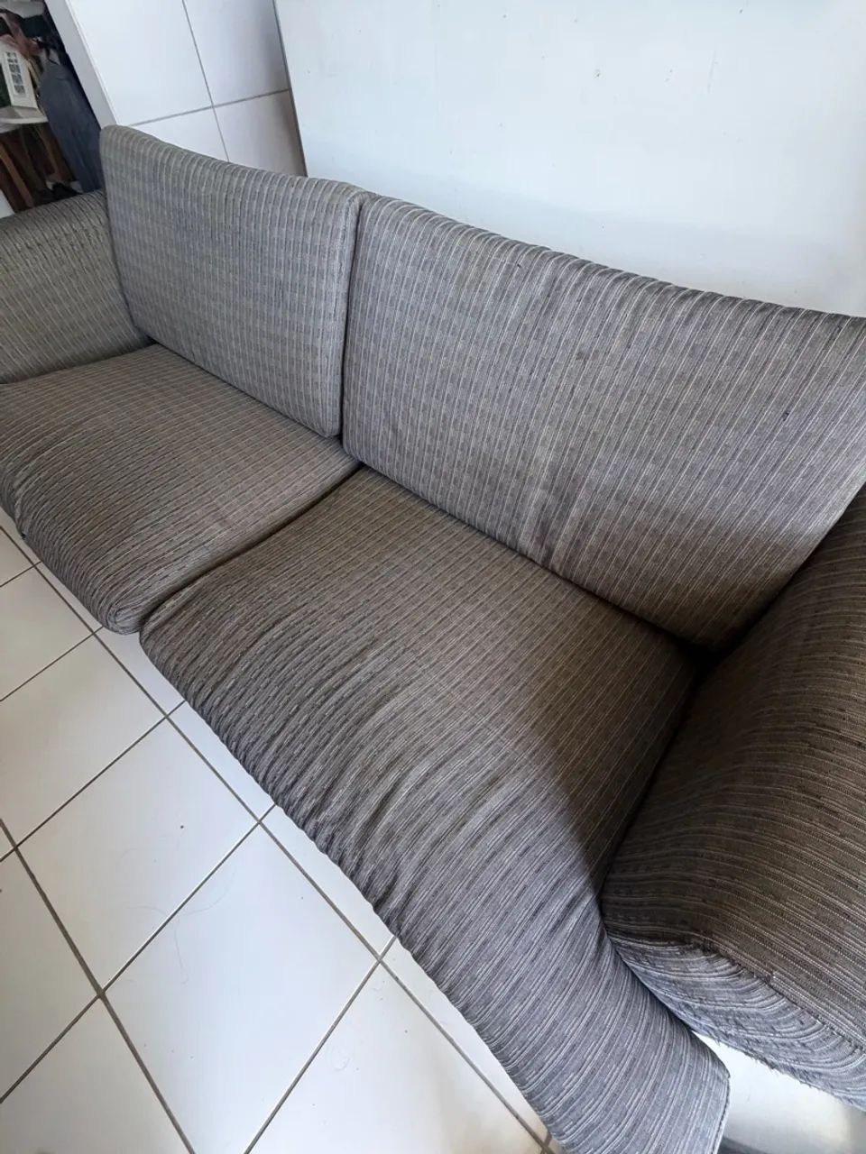 Sofá cinza confortável