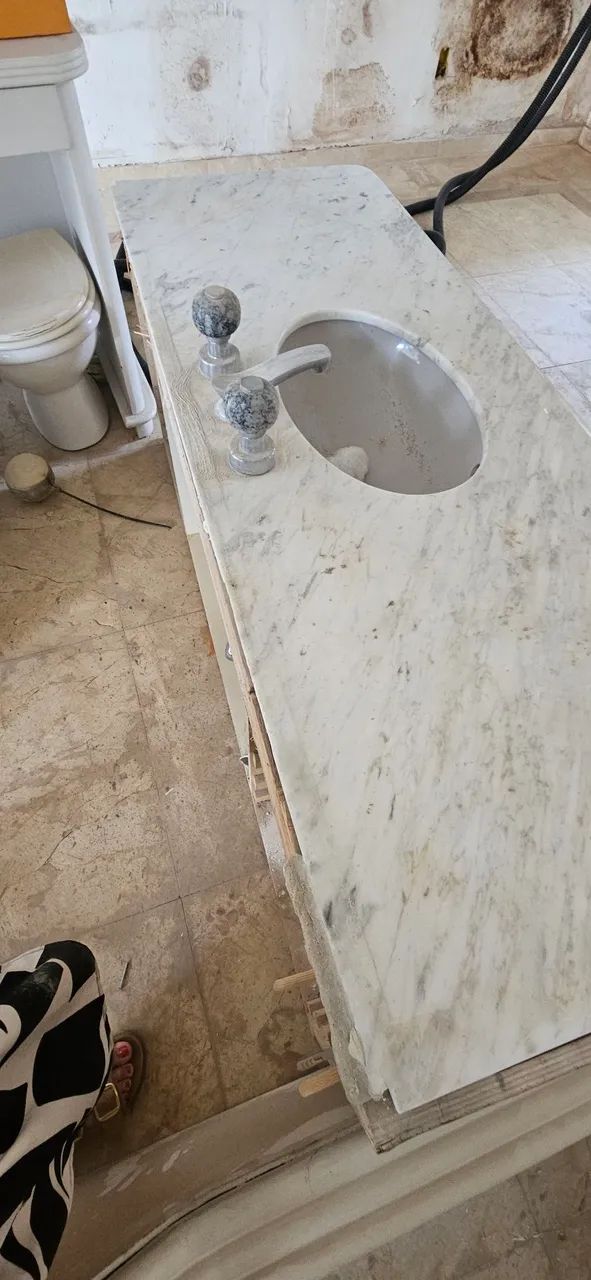Oportunidade!! Bancada em marmore carrarinha com misturador torneira e com gabinete - Foto 5