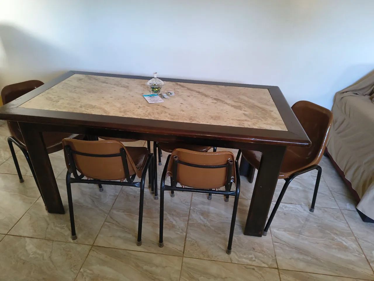 Mesa de madeira com tampo de mármore 