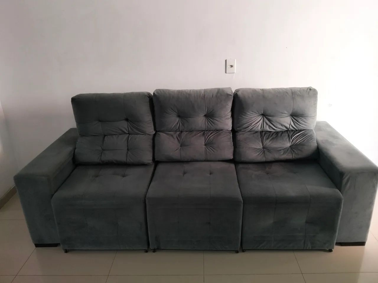 Sofá três lugares retrátil e reclinável.