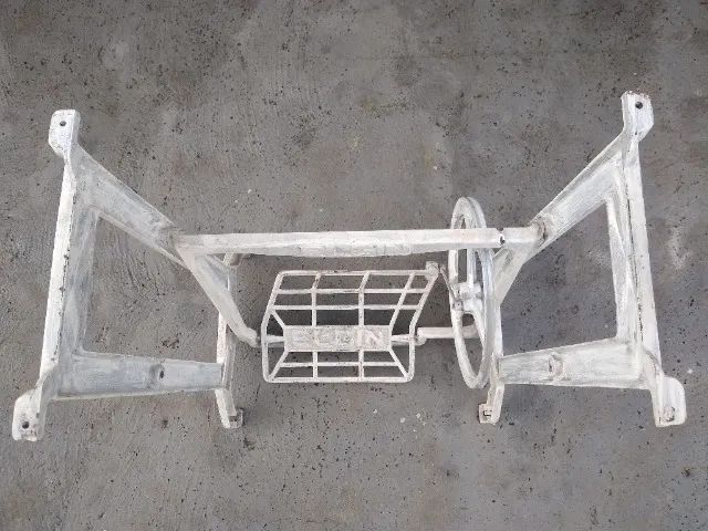 Pé de máquina de costura antigo. - Foto 3