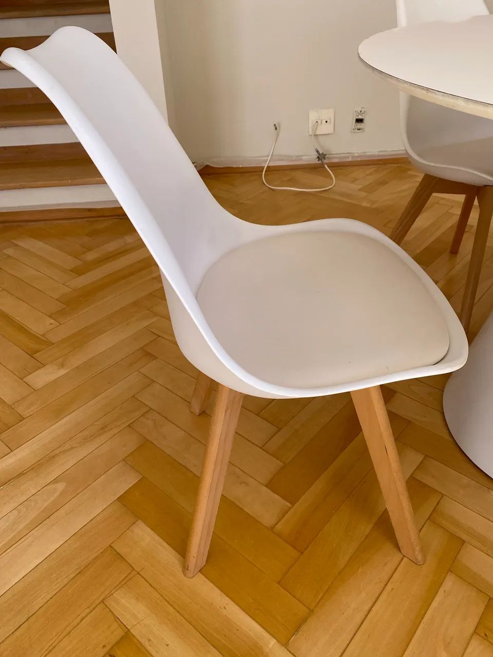 Mesa branca redonda laqueada 124 cm de diâmetro com 4 cadeiras