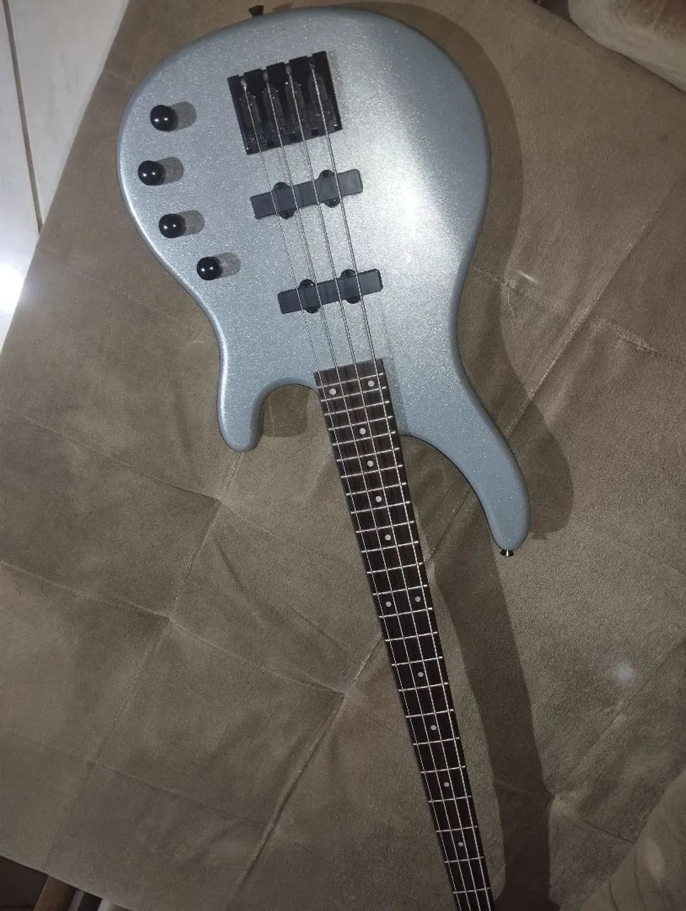 Contrabaixo washburn e cabo 6m