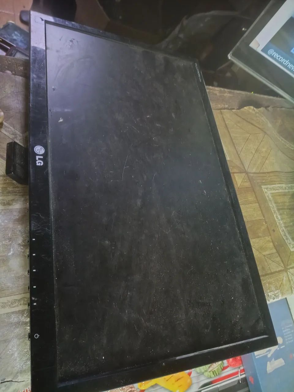 monitor LG Flatron E2060T-PN.Tela está com listras 
