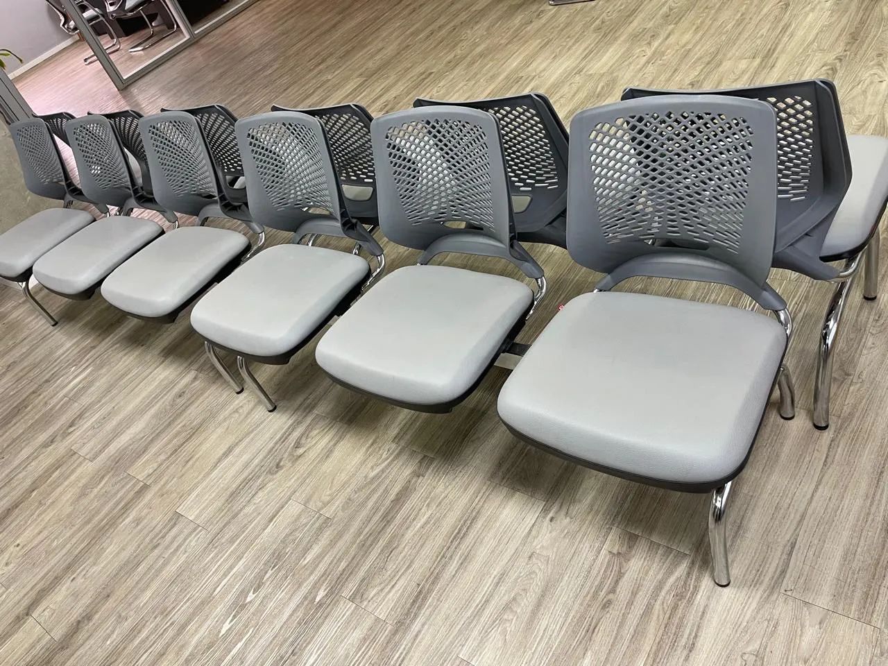 Conjunto de cadeiras longarinas 2/3 e 4 lugares  - Foto 2