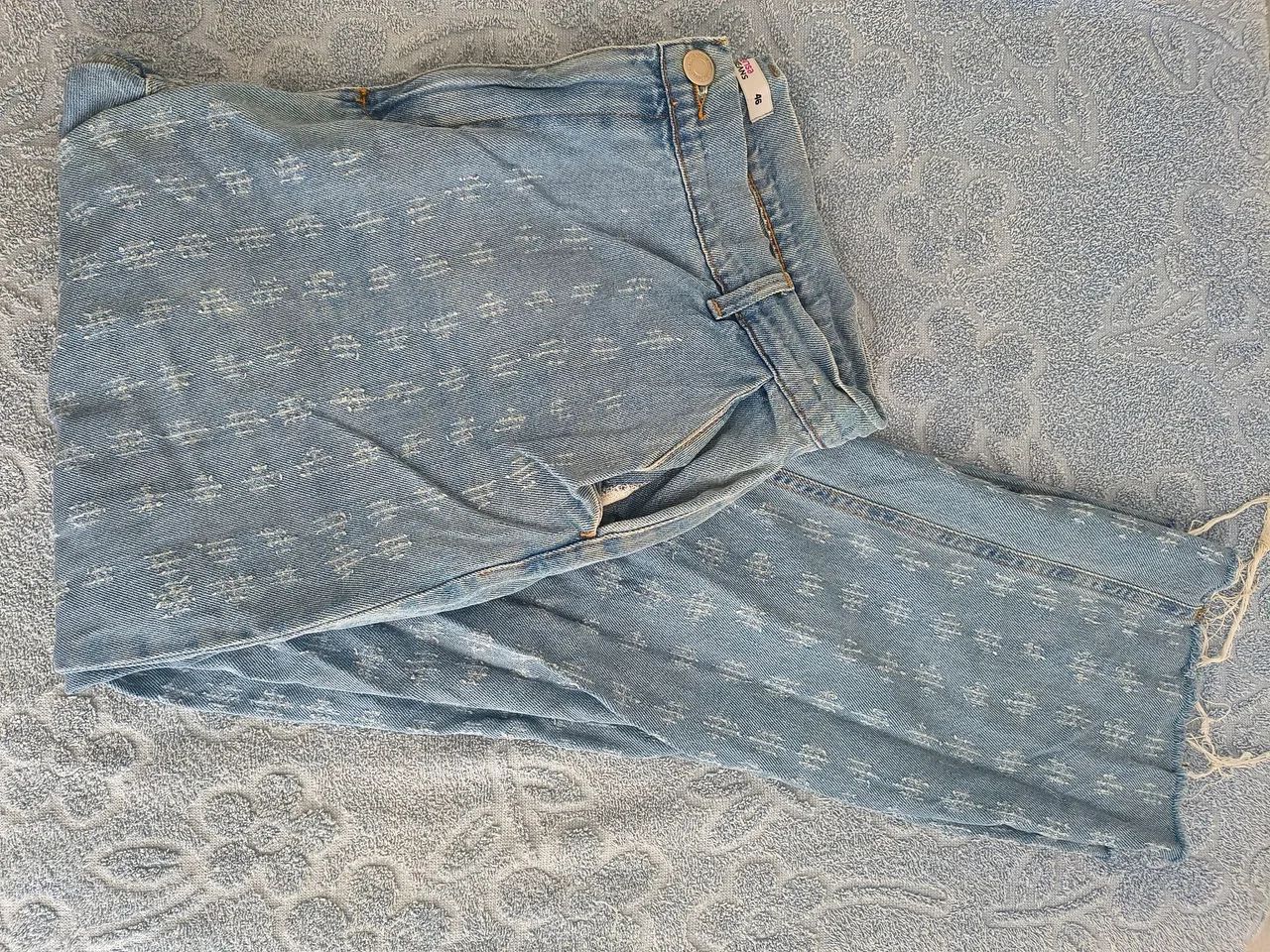 Calça Jeans Lavagem Clara com Texturas sem Lycra