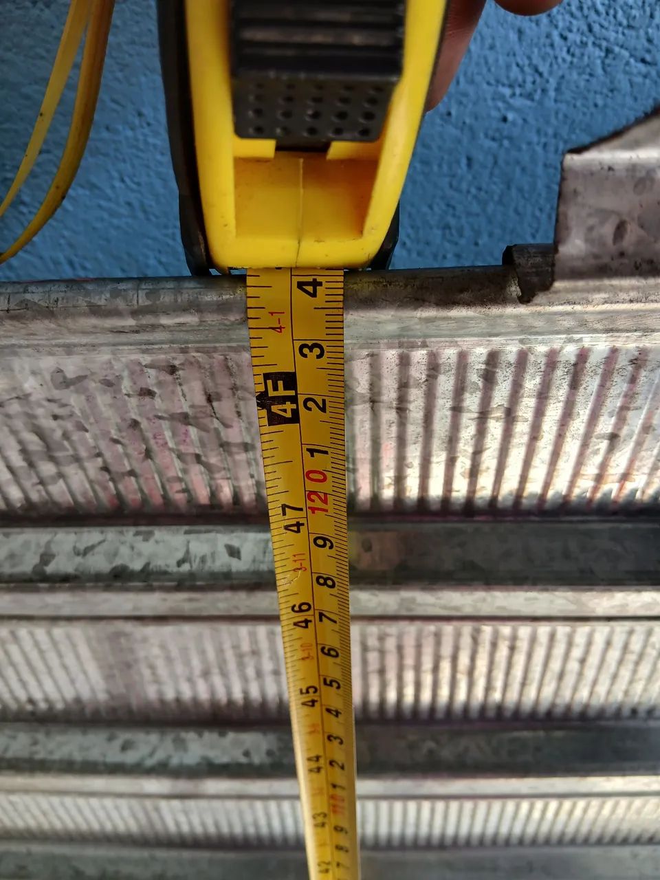 Vendo essa janela de enrolar Completa com Grade med:1×77 de largura e 1×24 de Altura.  - Foto 4