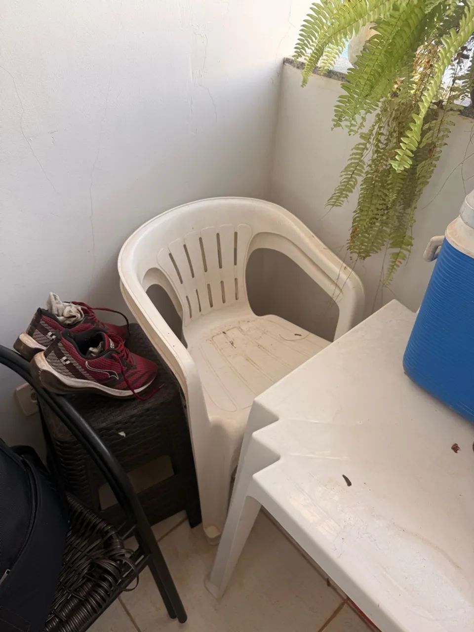 Mesa de plástico com duas cadeiras  - Foto 3