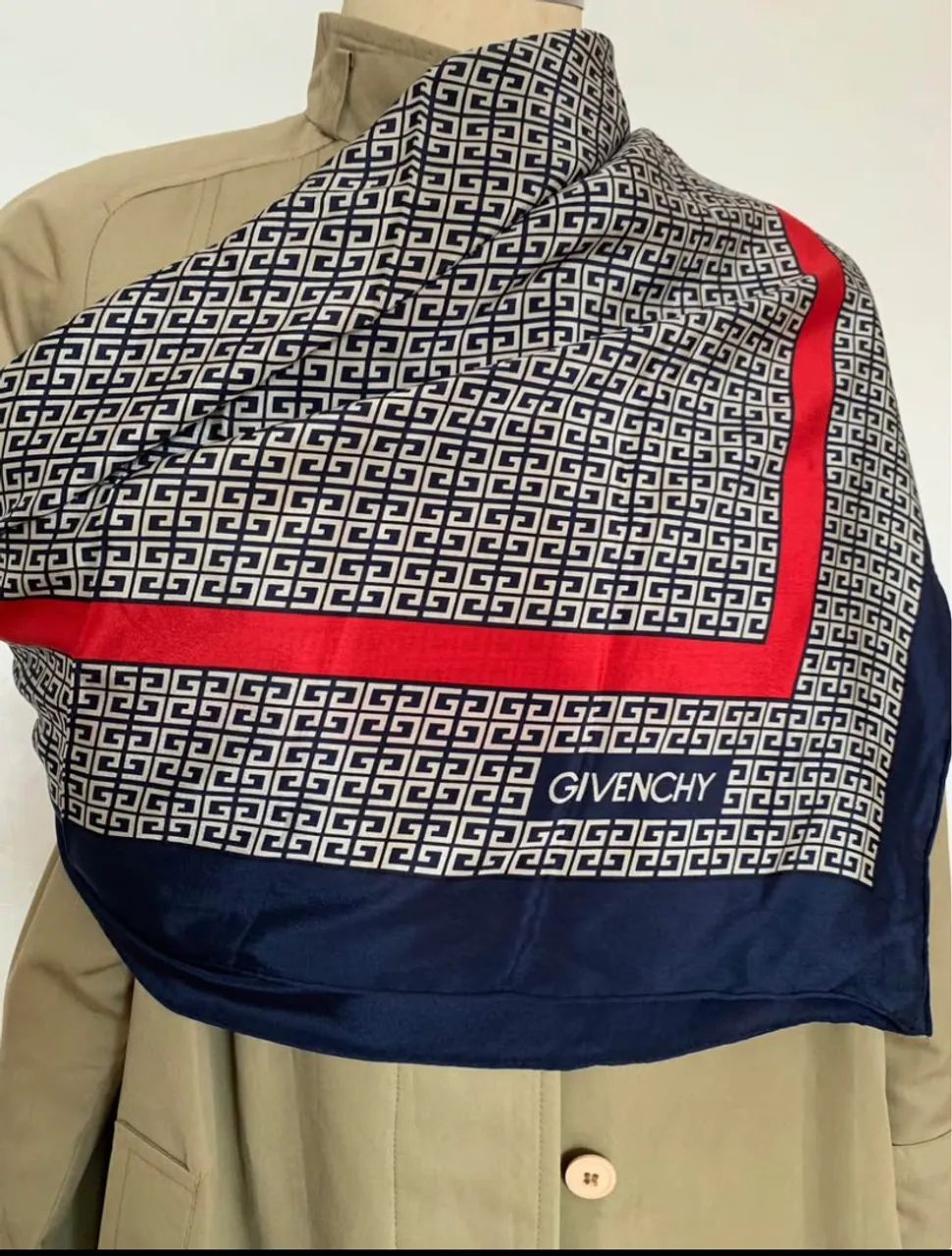 Lenço Givenchy 100% seda 
