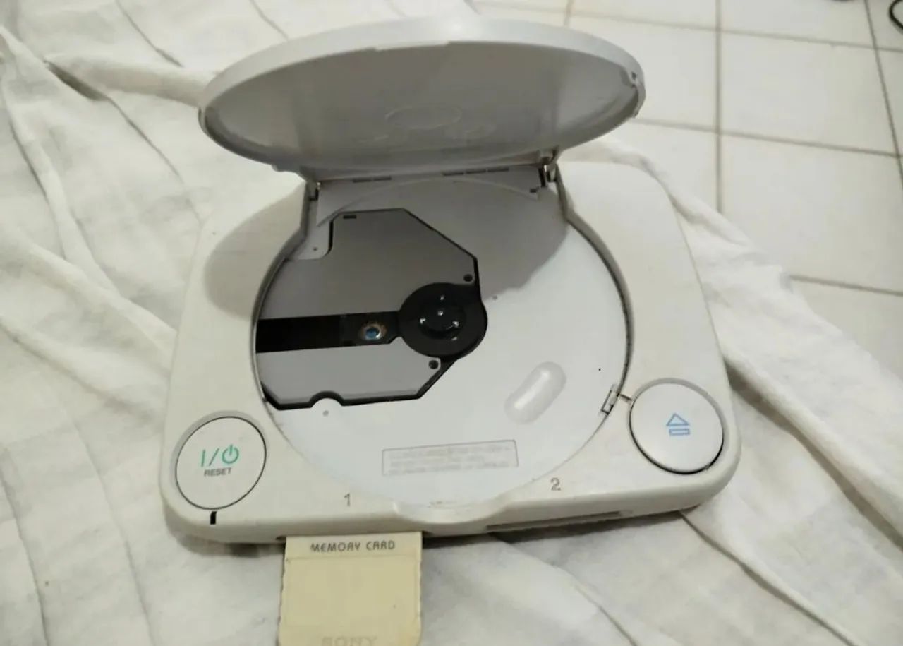 Vendo PlayStation1 com memory card, dois controles, cabos bons funcionando  - Foto 2