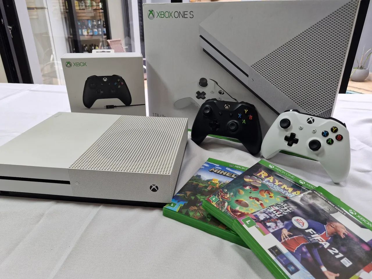 XBOX ONE S 1Tb com 2 Controles - Foto 3
