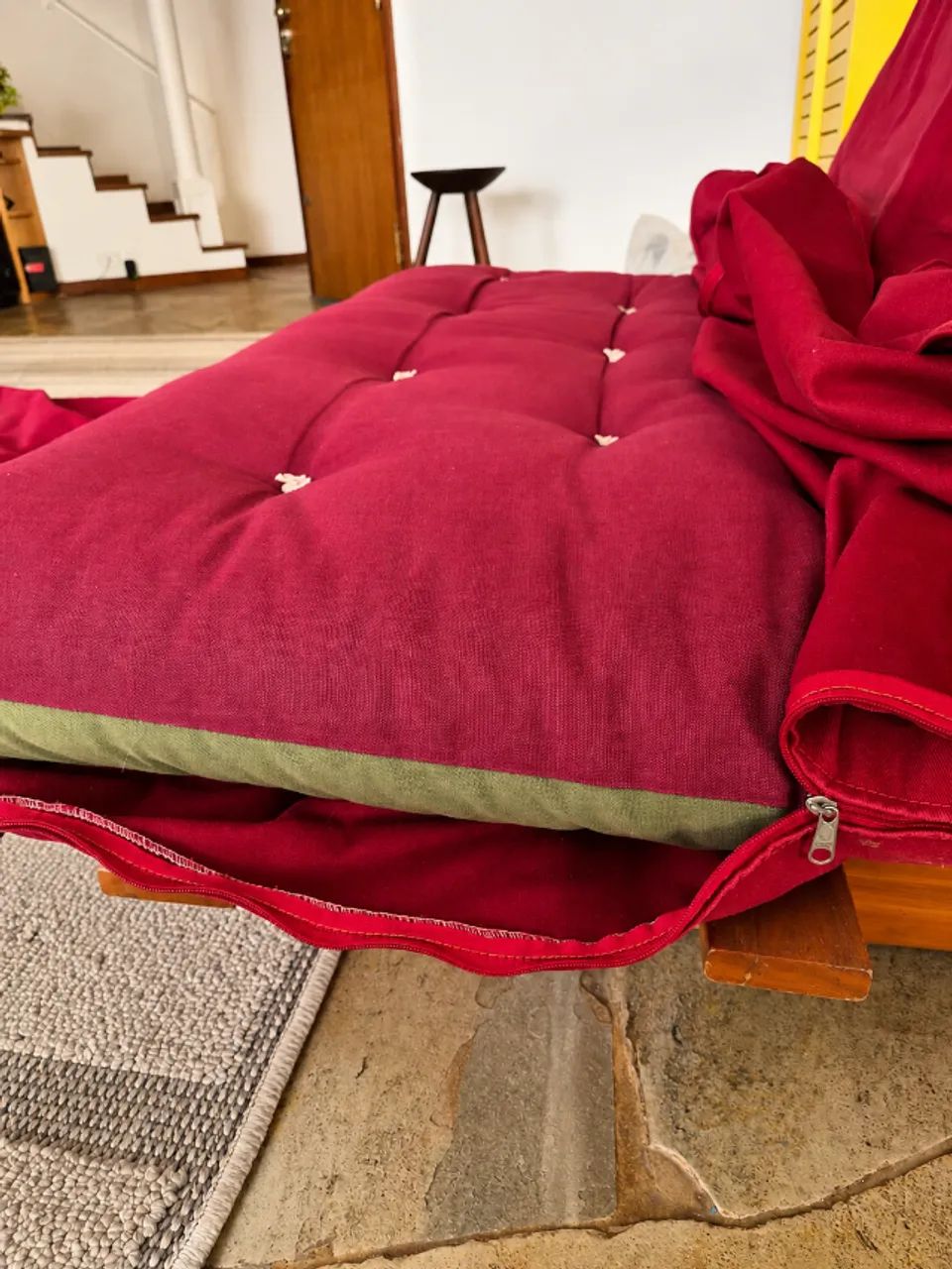 Futon de madeira 2 lugares - excelente estado - Foto 5