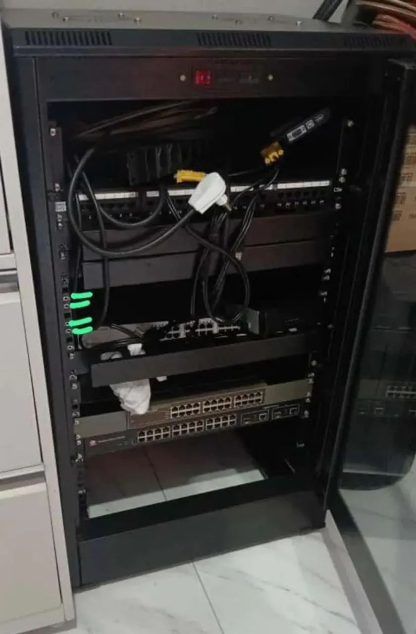 Rack para servidores 1,30 em bom estado.