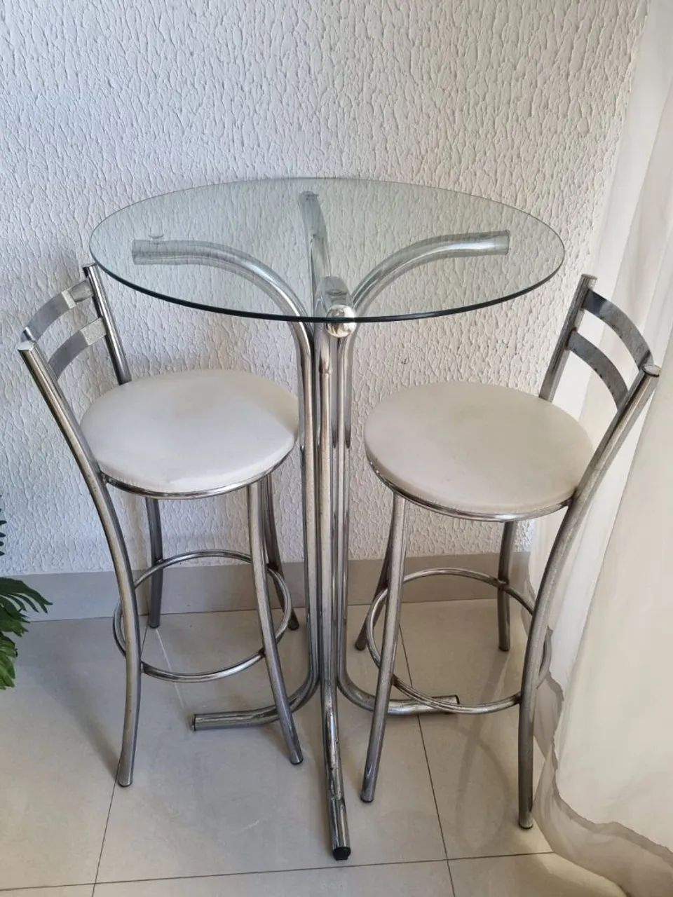 Vendo Conjunto de mesa com 2 cadeiras.