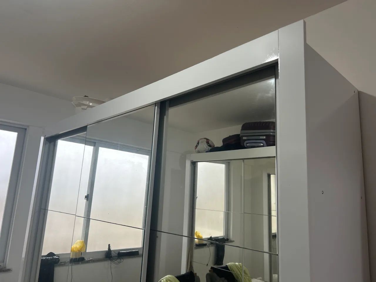 Vendo Guarda-roupas 3 portas espelhados - Foto 4