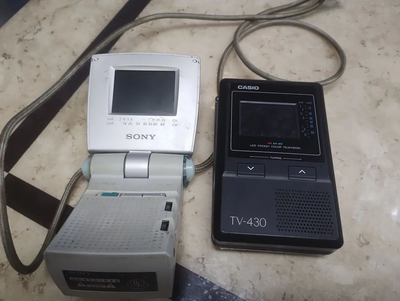 Mini televisões analógicas Sony e Casio no estado 