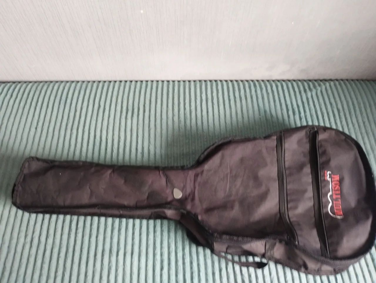 Violão antigo mas em excelente estado conta ainda com a capa protetora  - Foto 2