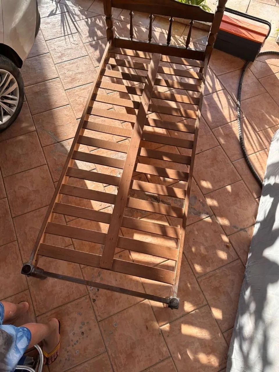 Cama de solteiro - madeira maciça