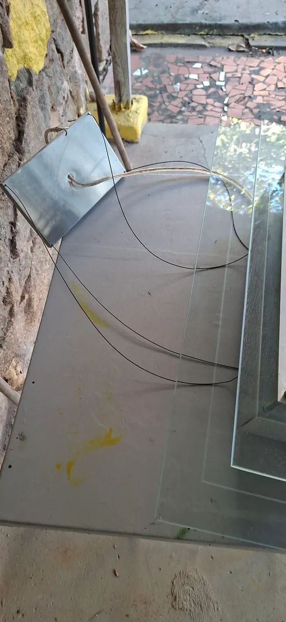 Plafon lustre três Spots base vidro.