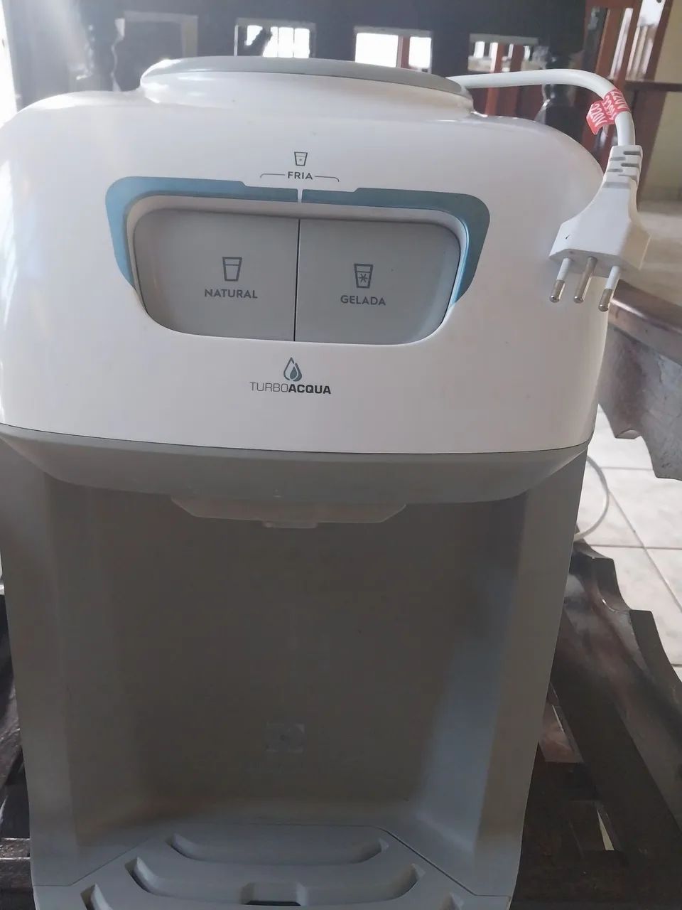 Bebedouro eletroluxde mesa