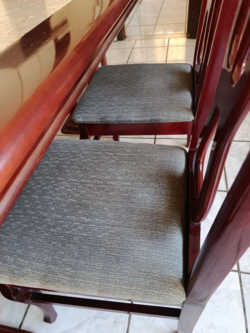 Vendo ou troco mesa com 5 cadeiras  - Foto 2