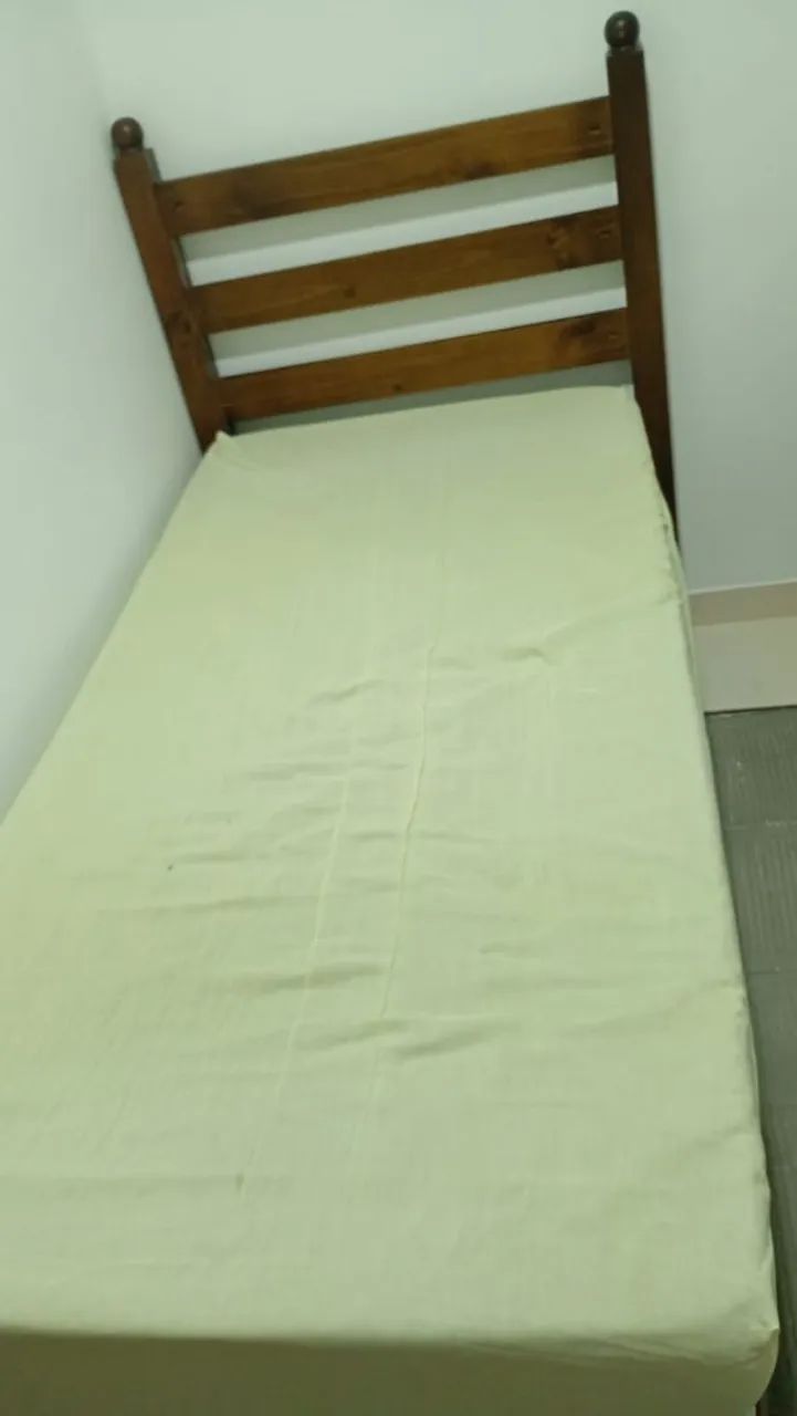 Cama de madeira + colchão 