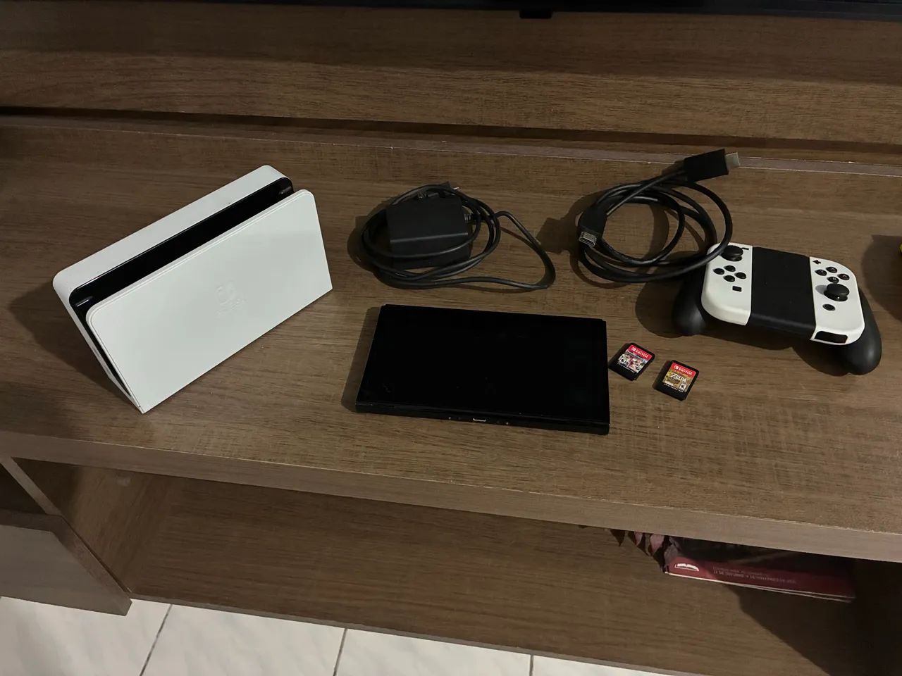 Nintendo switch OLED + Mario Kart + Zelda breath of the wild