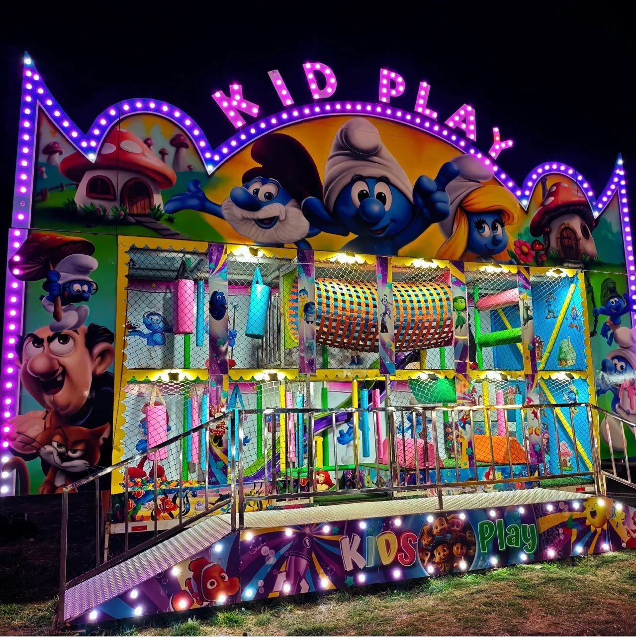 Kid play sobre reboque 