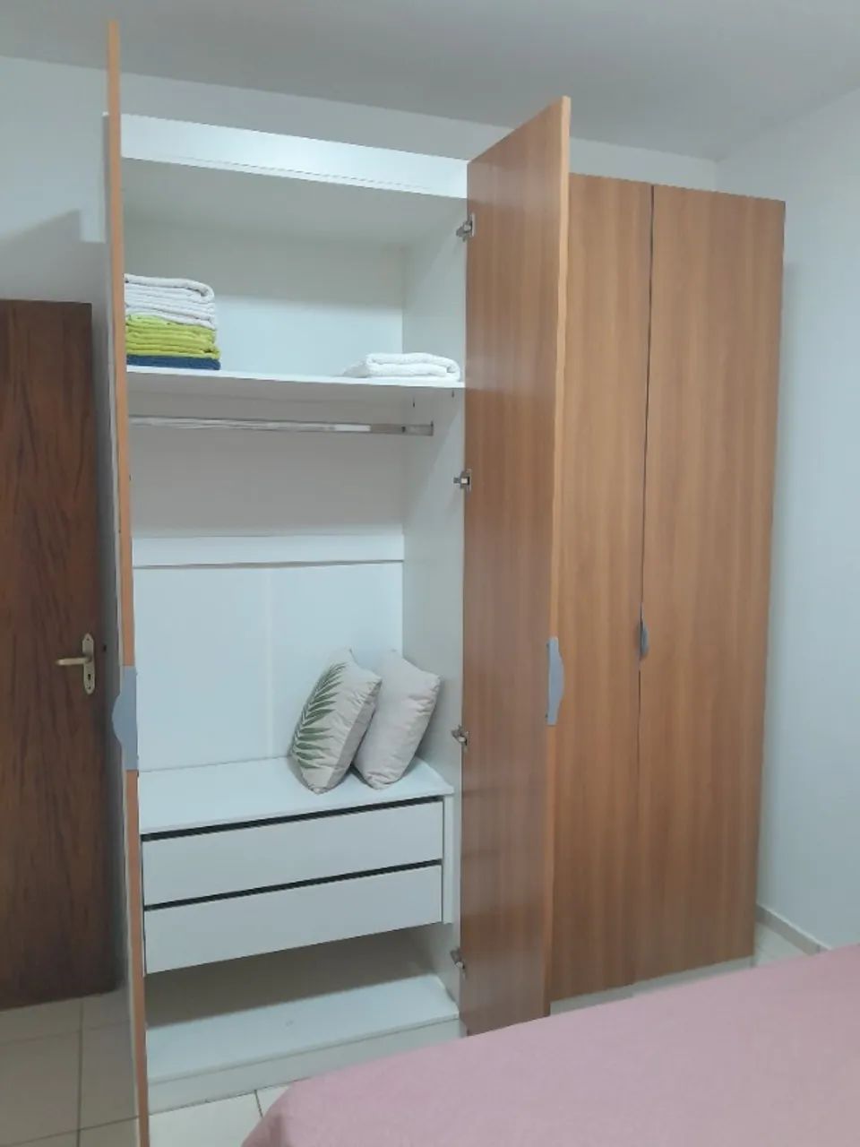 Guarda-roupa modular Hera CabeCasa com 2 torres + ponte - grande e espaçoso - Foto 4