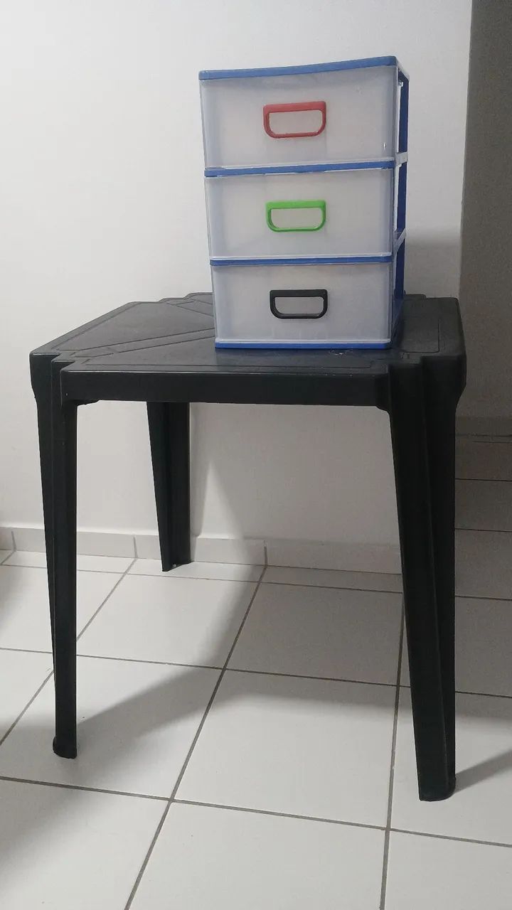 Mesa plástica e gaveteiro plástico.