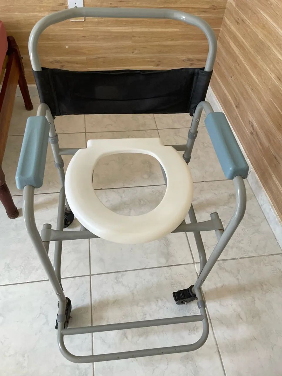 Cadeira de banho semi nova 120$